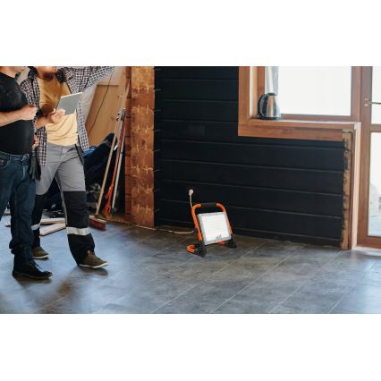 Reflektor LED ze statywem LED/100W/230V 4500K IP65 pomarańczowy