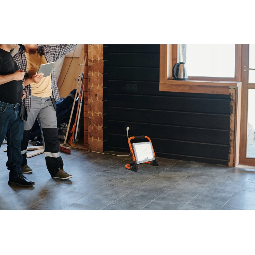 Reflektor LED ze statywem LED/100W/230V 4500K IP65 pomarańczowy