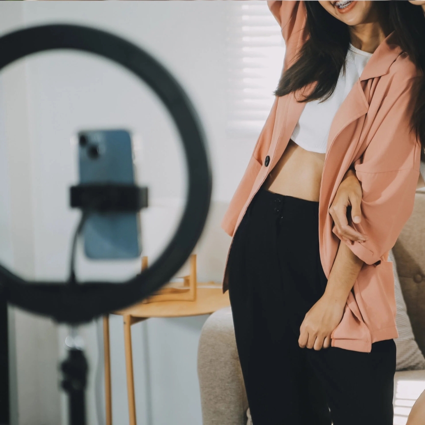 Regulowana lampa LED ze statywem i uchwytem do vlogowania LED/10W/5V 2700-6500K