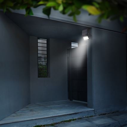 LED Ściemnialny naświetlacz solarny z czujnikiem ruchu i zmierzchu LED/6W/2200 mAh 3000/4000/6500K IP65