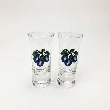 Zestaw 1x szklana butelka w kształcie beczki i 2x przezroczyste kieliszki do shotów, motyw śliwka