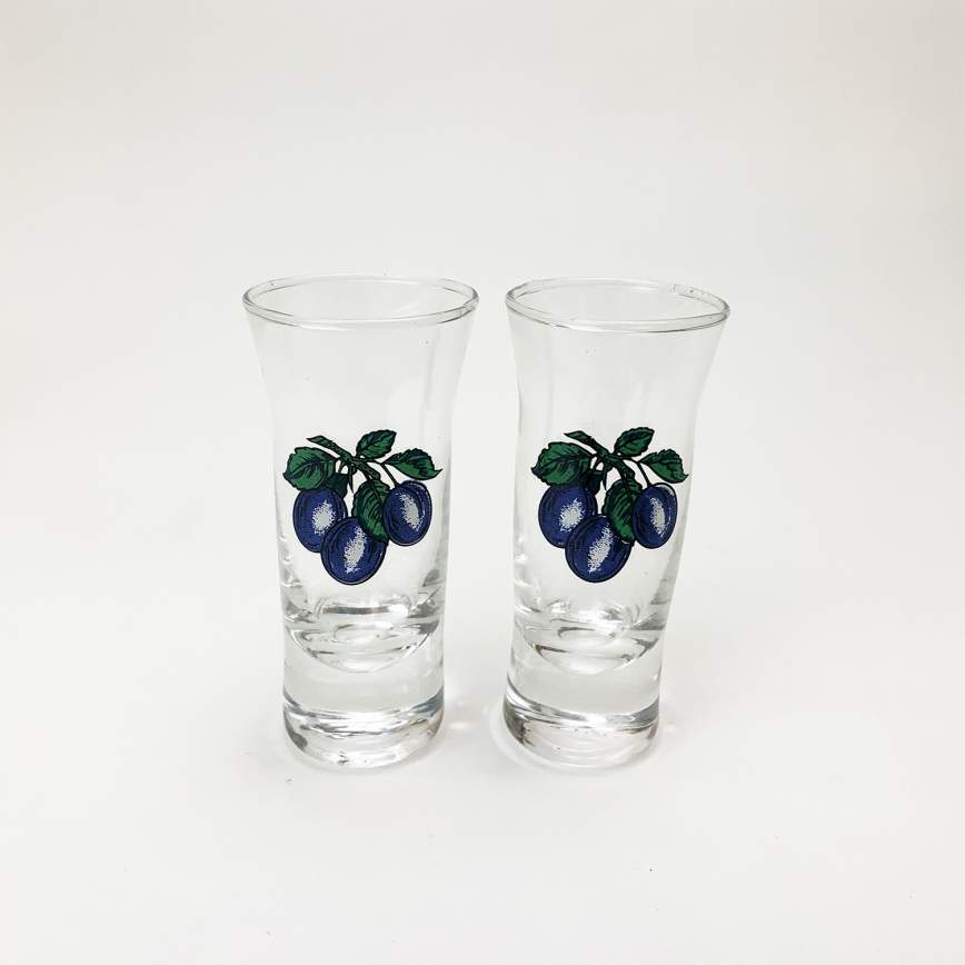 Zestaw 1x szklana butelka w kształcie beczki i 2x przezroczyste kieliszki do shotów, motyw śliwka