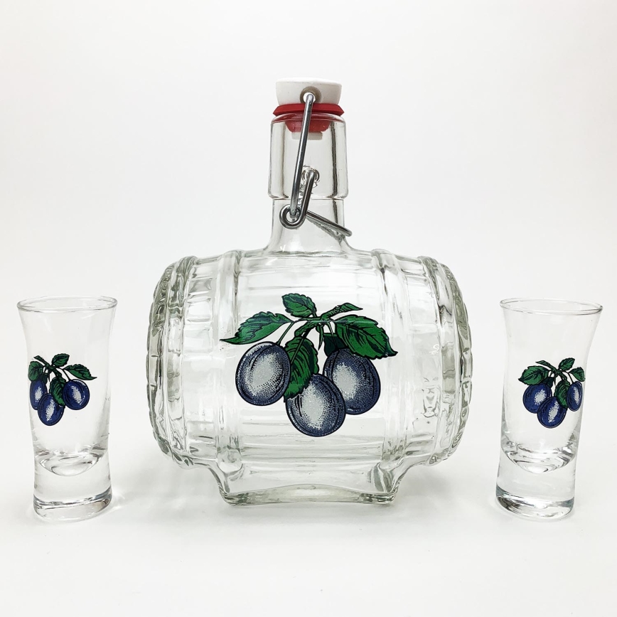 Zestaw 1x szklana butelka w kształcie beczki i 2x przezroczyste kieliszki do shotów, motyw śliwka